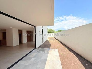 RENTA. Departamento en planta baja con amenidades, jardín privado, 3 recámaras, Jurica