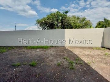 RENTA. Departamento en planta baja con amenidades, jardín privado, 3 recámaras, Jurica