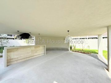 RENTA. Departamento en planta baja con amenidades, jardín privado, 3 recámaras, Jurica