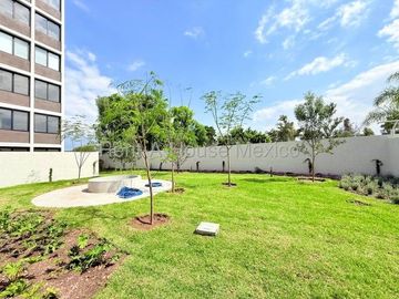 RENTA. Departamento en planta baja con amenidades, jardín privado, 3 recámaras, Jurica