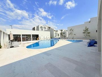 RENTA. Departamento en planta baja con amenidades, jardín privado, 3 recámaras, Jurica