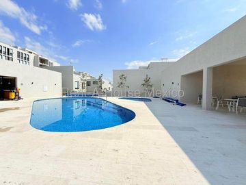 RENTA. Departamento en planta baja con amenidades, jardín privado, 3 recámaras, Jurica