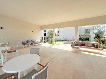 RENTA. Departamento en planta baja con amenidades, jardín privado, 3 recámaras, Jurica