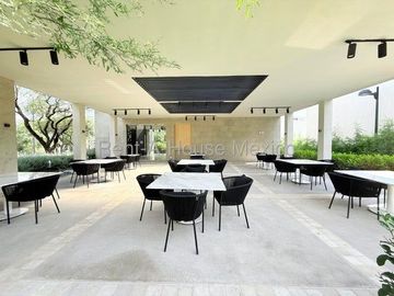 RENTA. Departamento en planta baja con amenidades, jardín privado, 3 recámaras, Jurica