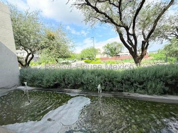 RENTA. Departamento en planta baja con amenidades, jardín privado, 3 recámaras, Jurica