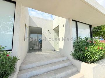 RENTA. Departamento en planta baja con amenidades, jardín privado, 3 recámaras, Jurica