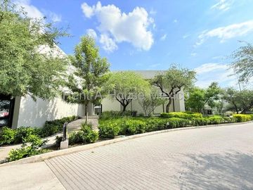 RENTA. Departamento en planta baja con amenidades, jardín privado, 3 recámaras, Jurica