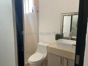 VENTA - Zákia . Casa con amenidades y 3 recámaras con 1 en planta baja