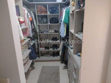 VENTA - Zákia . Casa con amenidades y 3 recámaras con 1 en planta baja