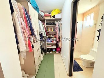 VENTA - Zákia . Casa con amenidades y 3 recámaras con 1 en planta baja