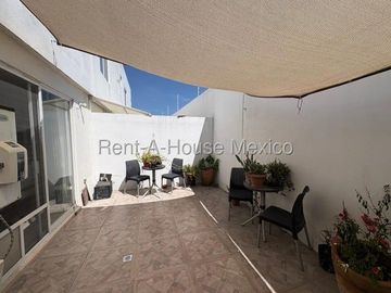 VENTA - Zákia . Casa con amenidades y 3 recámaras con 1 en planta baja