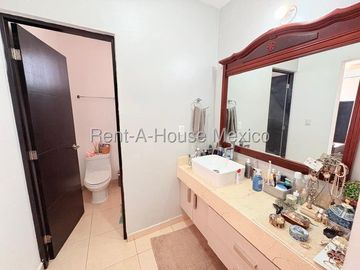 VENTA - Zákia . Casa con amenidades y 3 recámaras con 1 en planta baja