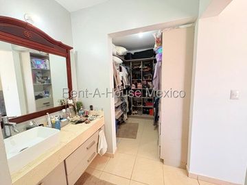 VENTA - Zákia . Casa con amenidades y 3 recámaras con 1 en planta baja