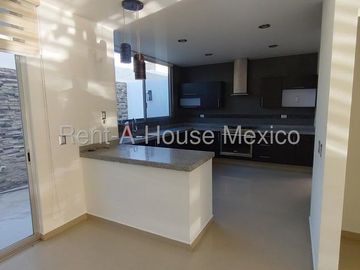 Casa con amenidades, 3 recámaras, área de TV. RENTA - Valle de Juriquilla