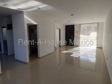 Casa con amenidades, 3 recámaras, área de TV. RENTA - Valle de Juriquilla