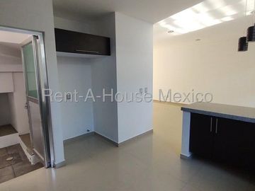 Casa con amenidades, 3 recámaras, área de TV. RENTA - Valle de Juriquilla