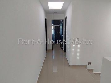 Casa con amenidades, 3 recámaras, área de TV. RENTA - Valle de Juriquilla
