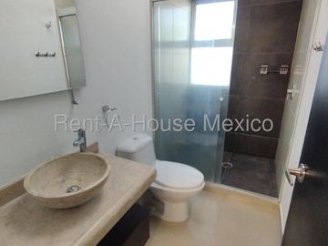 Casa con amenidades, 3 recámaras, área de TV. RENTA - Valle de Juriquilla