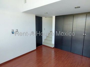 Casa con amenidades, 3 recámaras, área de TV. RENTA - Valle de Juriquilla