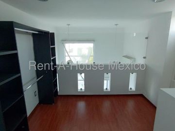 Casa con amenidades, 3 recámaras, área de TV. RENTA - Valle de Juriquilla