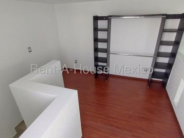 Casa con amenidades, 3 recámaras, área de TV. RENTA - Valle de Juriquilla