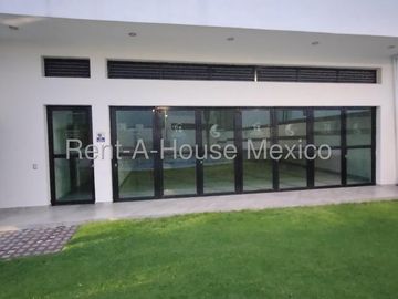 Casa con amenidades, 3 recámaras, área de TV. RENTA - Valle de Juriquilla