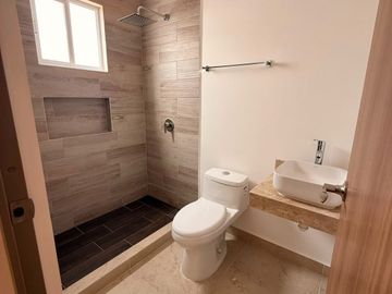 RENTA DE CASA NUEVA EN RESIDENCIAL CATALUÑA CON CASA CLUB
