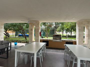 RENTA DE CASA NUEVA EN RESIDENCIAL CATALUÑA CON CASA CLUB