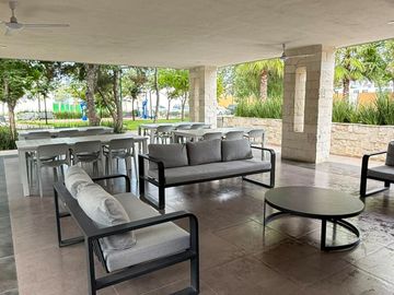 RENTA DE CASA NUEVA EN RESIDENCIAL CATALUÑA CON CASA CLUB