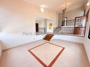RENTA, Loma Dorada - Casa multiniveles con cuarto de servicio, estudio, 3 recámaras