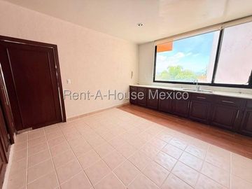 RENTA, Loma Dorada - Casa multiniveles con cuarto de servicio, estudio, 3 recámaras