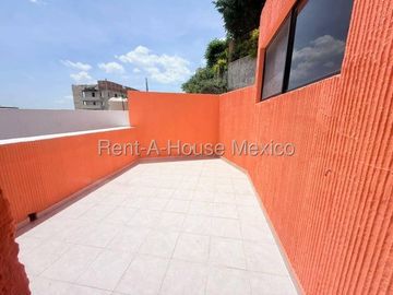 RENTA, Loma Dorada - Casa multiniveles con cuarto de servicio, estudio, 3 recámaras