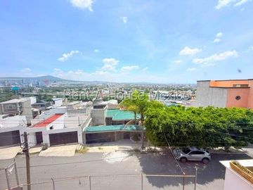 RENTA, Loma Dorada - Casa multiniveles con cuarto de servicio, estudio, 3 recámaras
