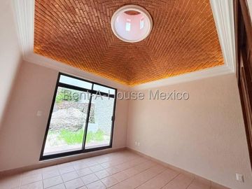 RENTA, Loma Dorada - Casa multiniveles con cuarto de servicio, estudio, 3 recámaras