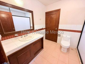 RENTA, Loma Dorada - Casa multiniveles con cuarto de servicio, estudio, 3 recámaras