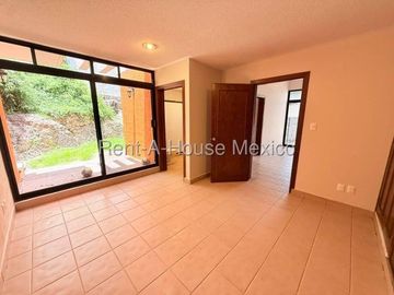 RENTA, Loma Dorada - Casa multiniveles con cuarto de servicio, estudio, 3 recámaras