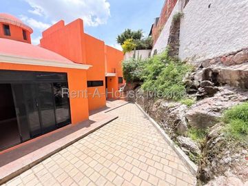 RENTA, Loma Dorada - Casa multiniveles con cuarto de servicio, estudio, 3 recámaras