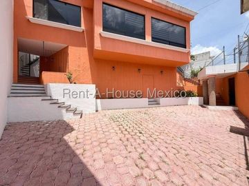 RENTA, Loma Dorada - Casa multiniveles con cuarto de servicio, estudio, 3 recámaras