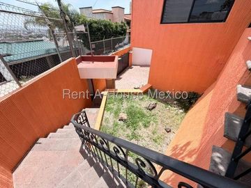 RENTA, Loma Dorada - Casa multiniveles con cuarto de servicio, estudio, 3 recámaras