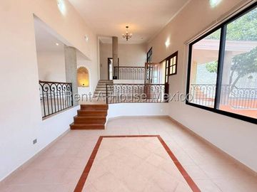 RENTA, Loma Dorada - Casa multiniveles con cuarto de servicio, estudio, 3 recámaras