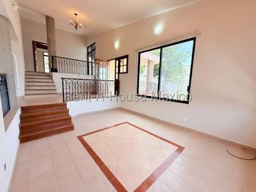 RENTA, Loma Dorada - Casa multiniveles con cuarto de servicio, estudio, 3 recámaras