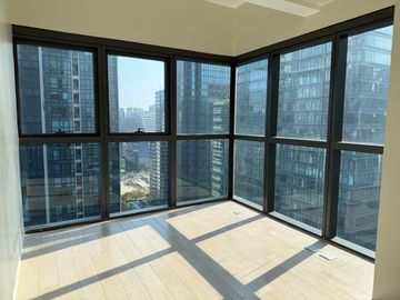 Last 2 Bedroom Rent to Own Condo For Sale in Uptown Ritz BGC Taguig across Uptown Mall
