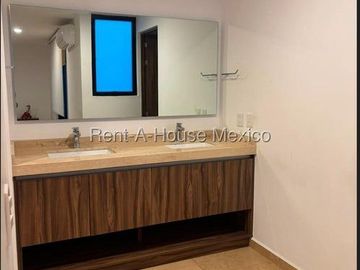 Casa con  roof garden, 3 recámaras, área de TV. RENTA - Jurica