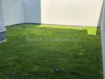 Casa con  roof garden, 3 recámaras, área de TV. RENTA - Jurica