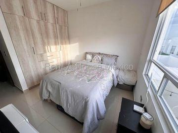 RENTA - Paseo San Junípero. Casa amueblada con sala de TV, 3 recámaras, amenidades