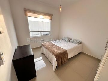 RENTA - Paseo San Junípero. Casa amueblada con sala de TV, 3 recámaras, amenidades
