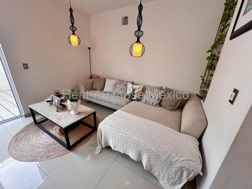 RENTA - Paseo San Junípero. Casa amueblada con sala de TV, 3 recámaras, amenidades