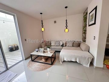 RENTA - Paseo San Junípero. Casa amueblada con sala de TV, 3 recámaras, amenidades