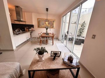 RENTA - Paseo San Junípero. Casa amueblada con sala de TV, 3 recámaras, amenidades