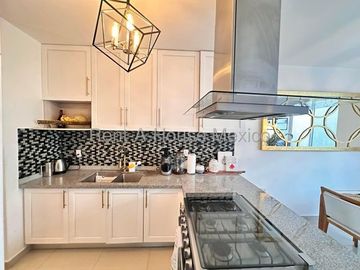 RENTA - Paseo San Junípero. Casa amueblada con sala de TV, 3 recámaras, amenidades